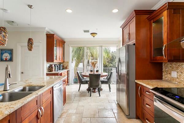 Kitchen w/smooth top range