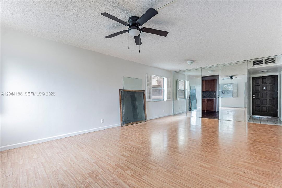 For Sale: $114,000 (2 beds, 2 baths, 1105 Square Feet)
