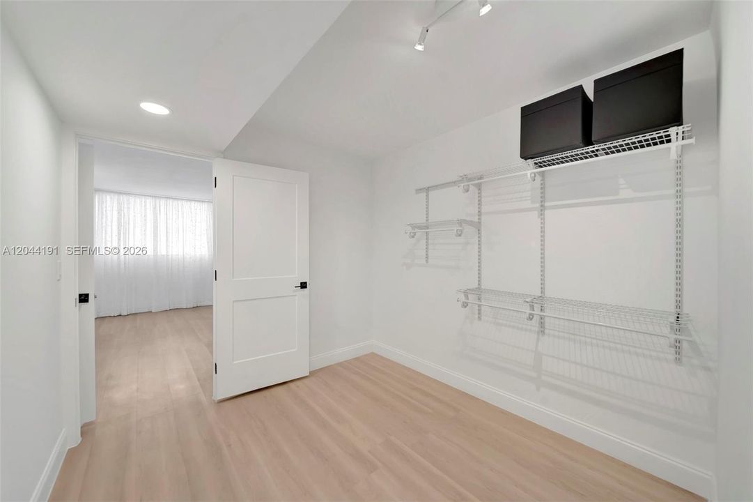For Sale: $126,400 (1 beds, 1 baths, 720 Square Feet)