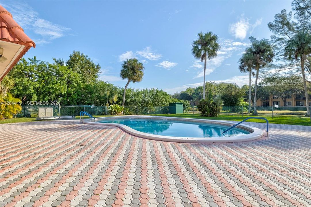 For Sale: $126,400 (1 beds, 1 baths, 720 Square Feet)