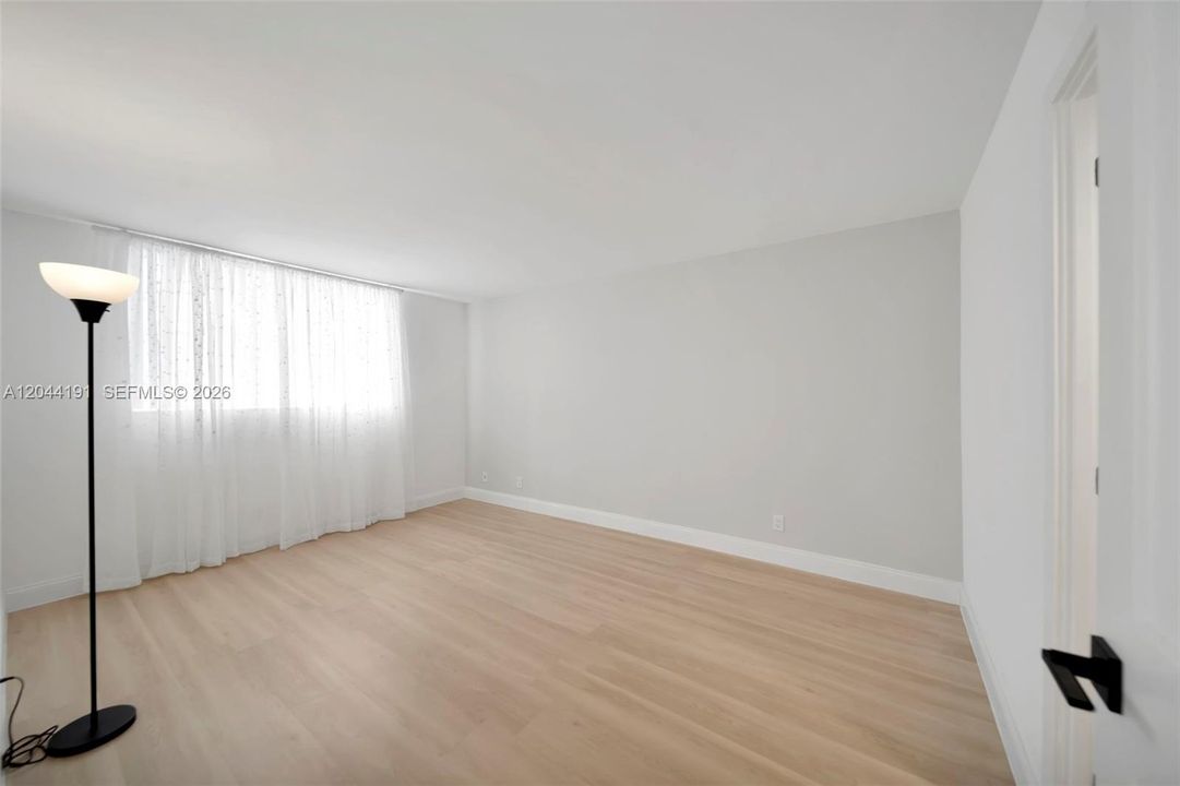 For Sale: $126,400 (1 beds, 1 baths, 720 Square Feet)