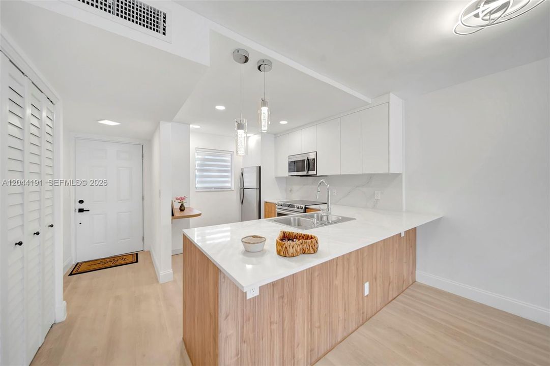 For Sale: $126,400 (1 beds, 1 baths, 720 Square Feet)