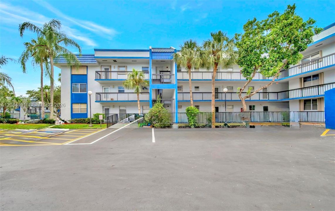 For Sale: $126,400 (1 beds, 1 baths, 720 Square Feet)