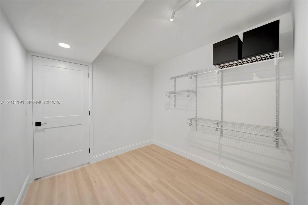 For Sale: $126,400 (1 beds, 1 baths, 720 Square Feet)