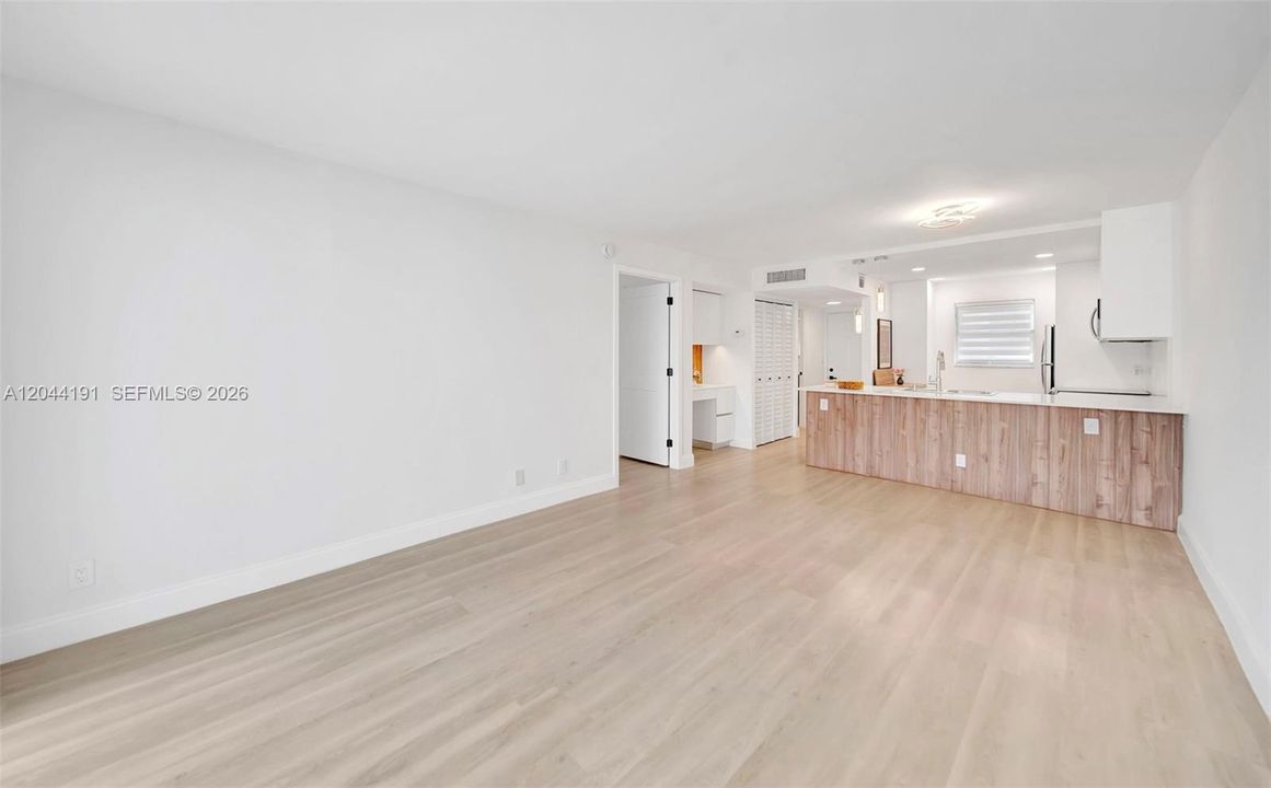 For Sale: $126,400 (1 beds, 1 baths, 720 Square Feet)