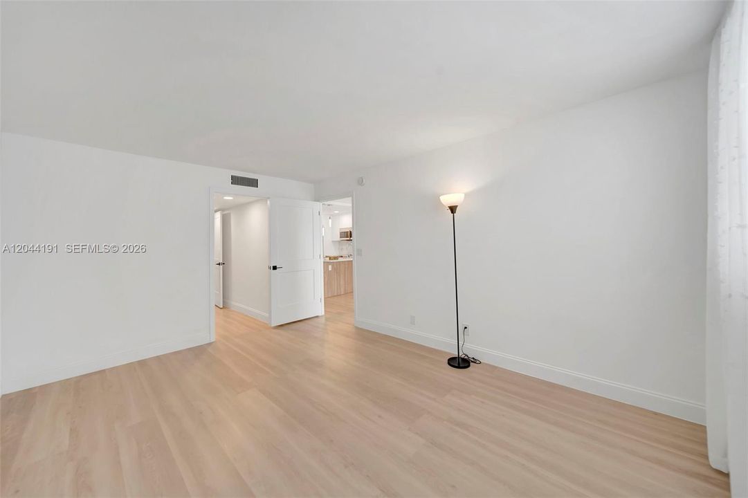 For Sale: $126,400 (1 beds, 1 baths, 720 Square Feet)