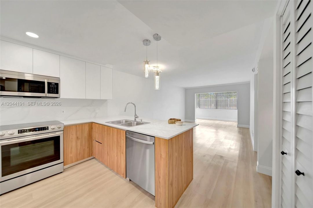 For Sale: $126,400 (1 beds, 1 baths, 720 Square Feet)