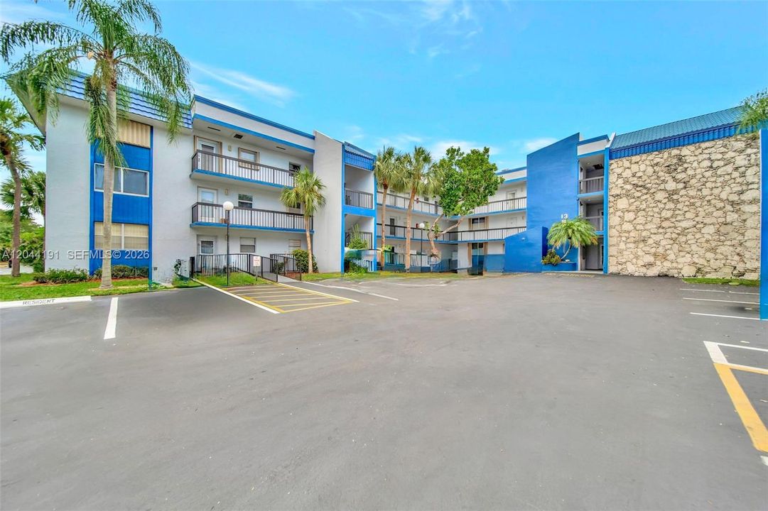 For Sale: $126,400 (1 beds, 1 baths, 720 Square Feet)