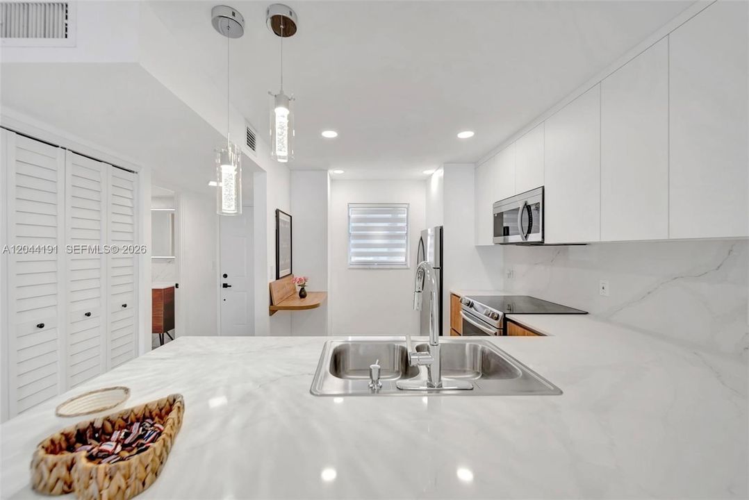 For Sale: $126,400 (1 beds, 1 baths, 720 Square Feet)