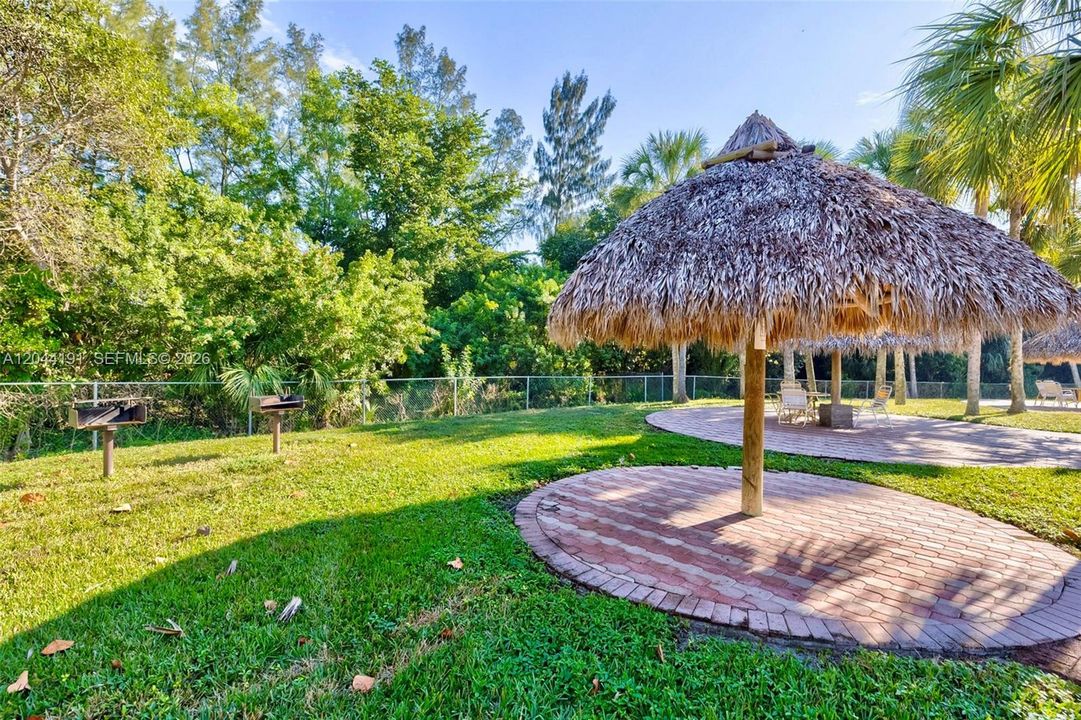 For Sale: $126,400 (1 beds, 1 baths, 720 Square Feet)