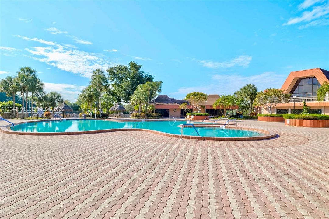 For Sale: $126,400 (1 beds, 1 baths, 720 Square Feet)
