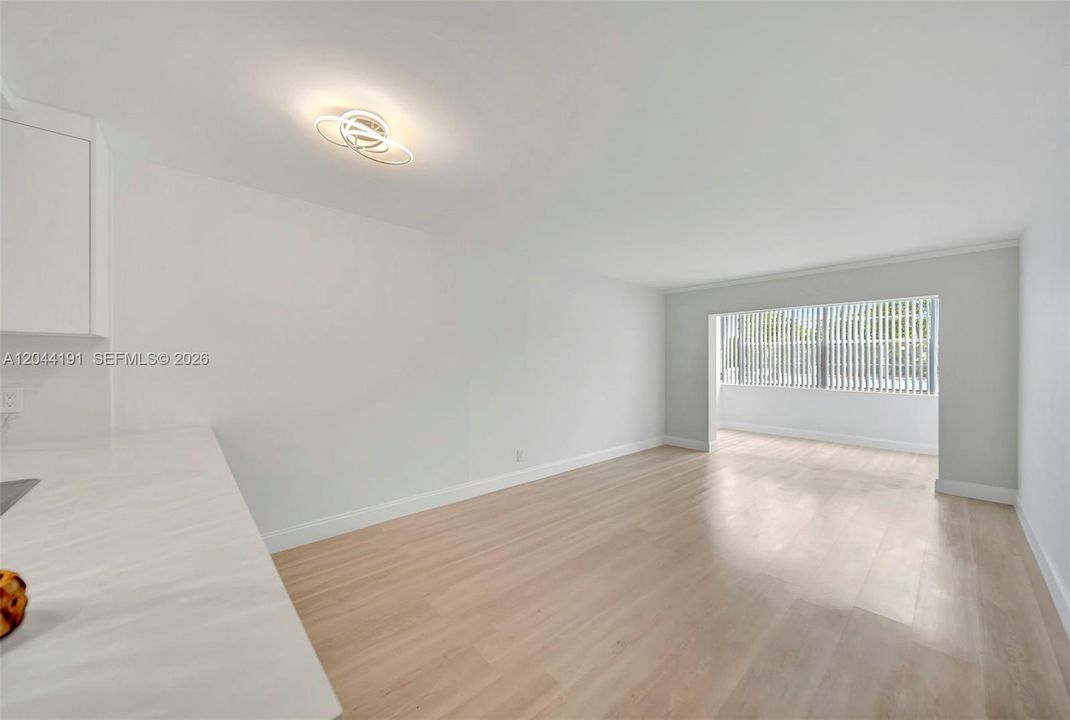 For Sale: $126,400 (1 beds, 1 baths, 720 Square Feet)