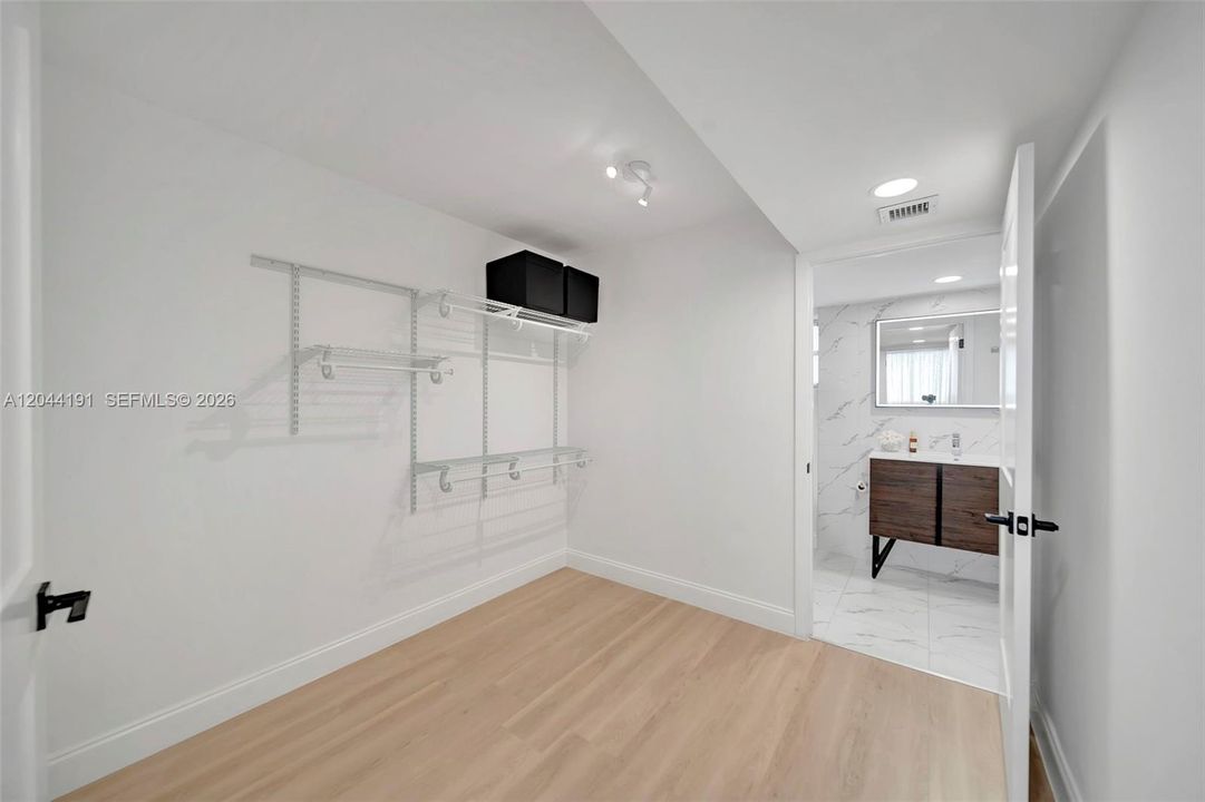 For Sale: $126,400 (1 beds, 1 baths, 720 Square Feet)