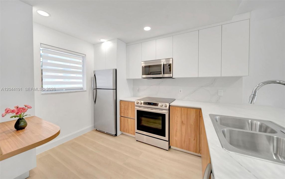 For Sale: $126,400 (1 beds, 1 baths, 720 Square Feet)