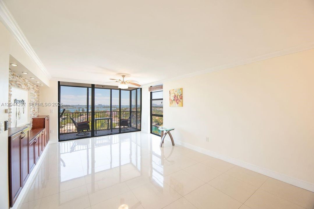 For Rent: $2,900 (2 beds, 2 baths, 1158 Square Feet)
