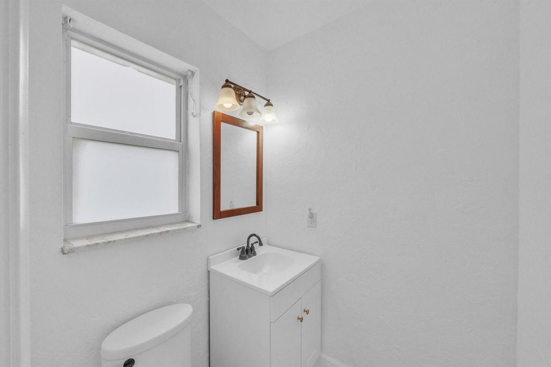 14 Half bath (2)