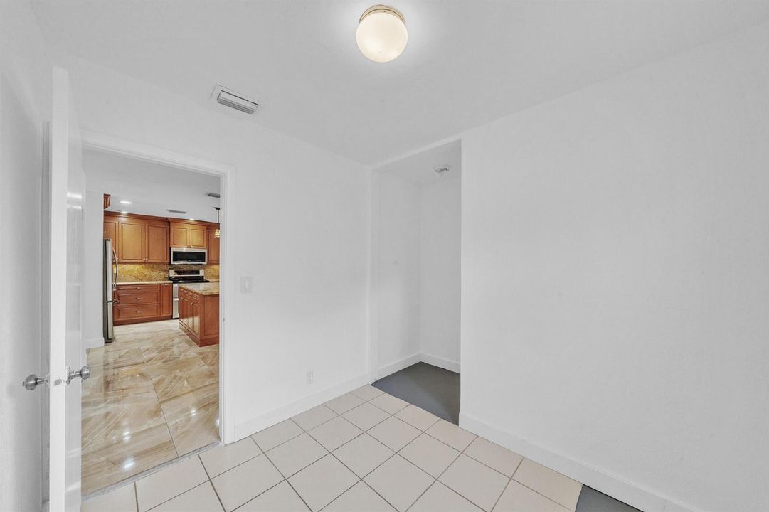 11 Laundry Room (2)
