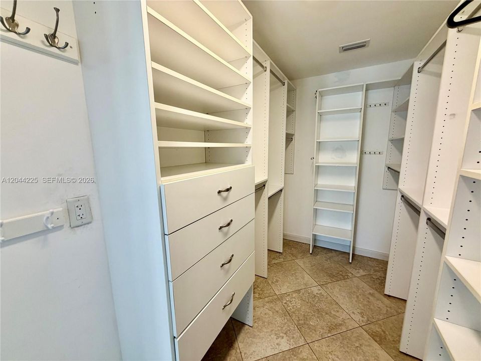 В аренду: $3,000 (3 спален, 2 ванн, 3667 Квадратных фут)