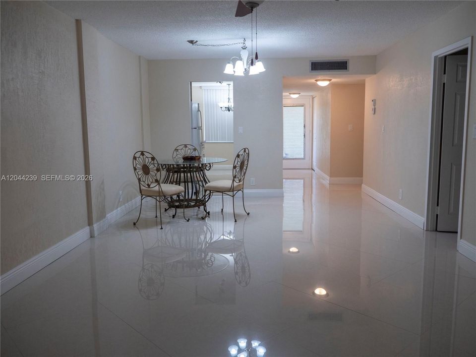 For Rent: $1,900 (2 beds, 2 baths, 960 Square Feet)