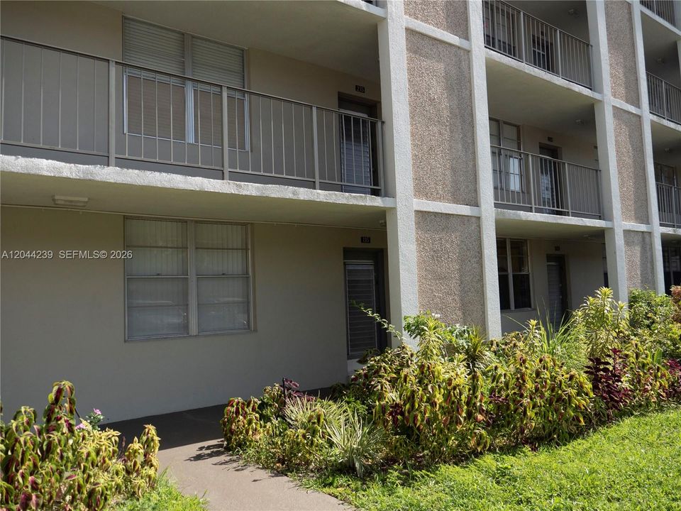 For Rent: $1,900 (2 beds, 2 baths, 960 Square Feet)