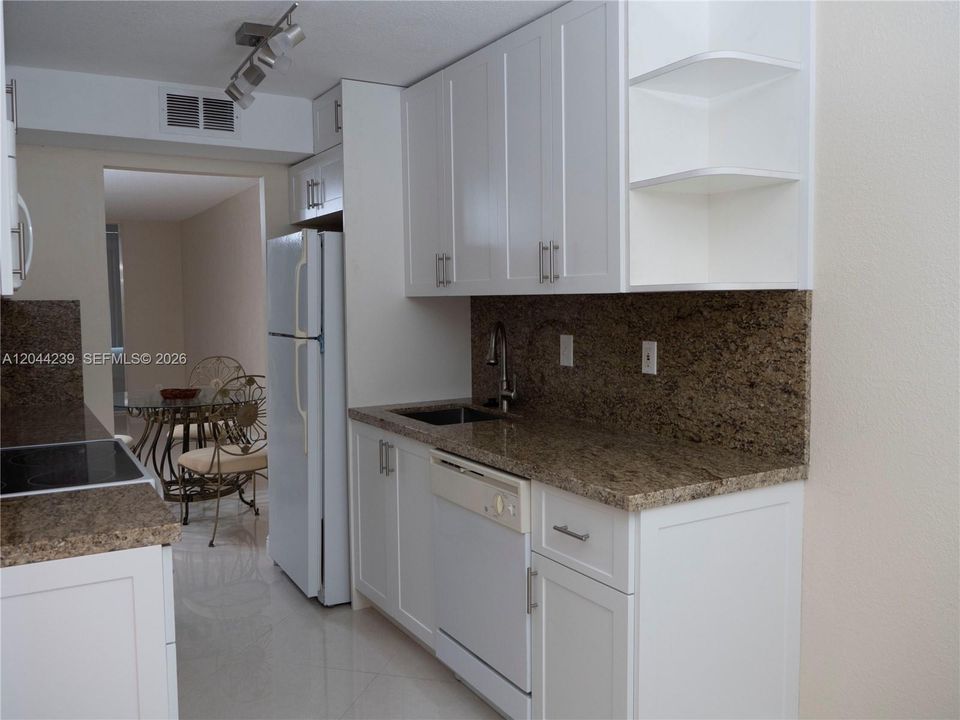For Rent: $1,900 (2 beds, 2 baths, 960 Square Feet)