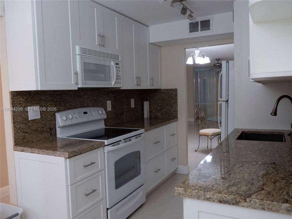 For Rent: $1,900 (2 beds, 2 baths, 960 Square Feet)