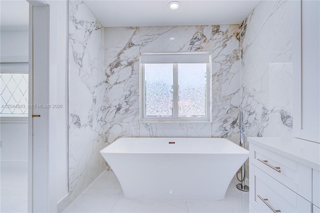 For Rent: $14,900 (4 beds, 3 baths, 2316 Square Feet)
