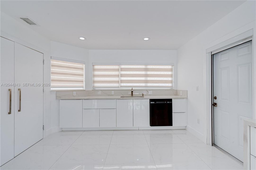 For Rent: $14,900 (4 beds, 3 baths, 2316 Square Feet)