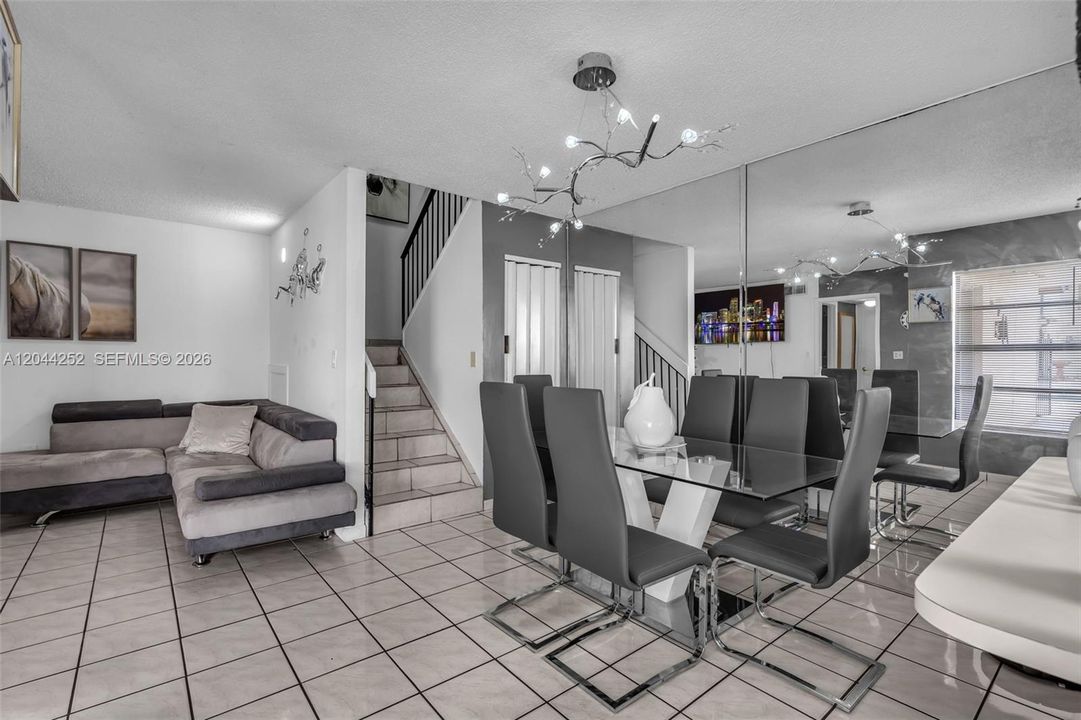 En Venta: $290,000 (3 camas, 2 baños, 1171 Pies cuadrados)