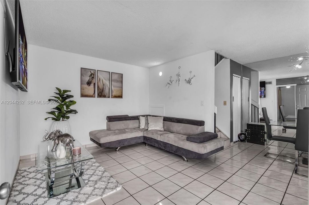 En Venta: $290,000 (3 camas, 2 baños, 1171 Pies cuadrados)