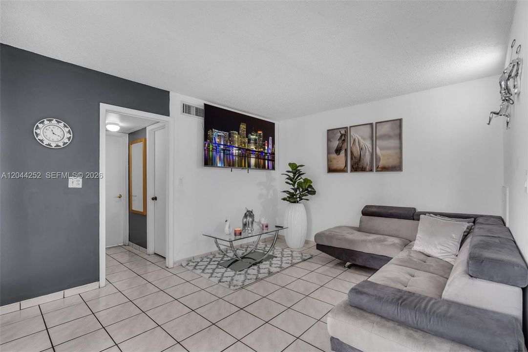 En Venta: $290,000 (3 camas, 2 baños, 1171 Pies cuadrados)