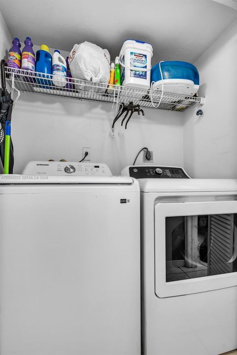 En Venta: $290,000 (3 camas, 2 baños, 1171 Pies cuadrados)