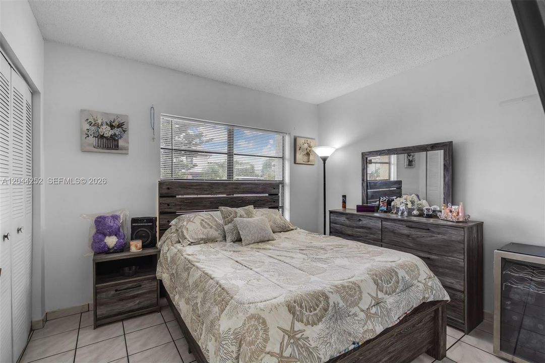 En Venta: $290,000 (3 camas, 2 baños, 1171 Pies cuadrados)