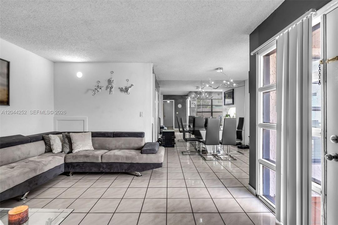 En Venta: $290,000 (3 camas, 2 baños, 1171 Pies cuadrados)