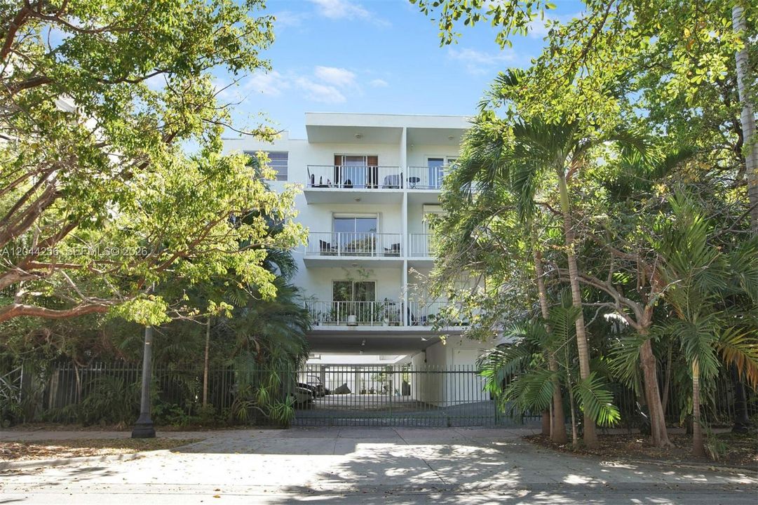 For Rent: $3,500 (1 beds, 2 baths, 747 Square Feet)