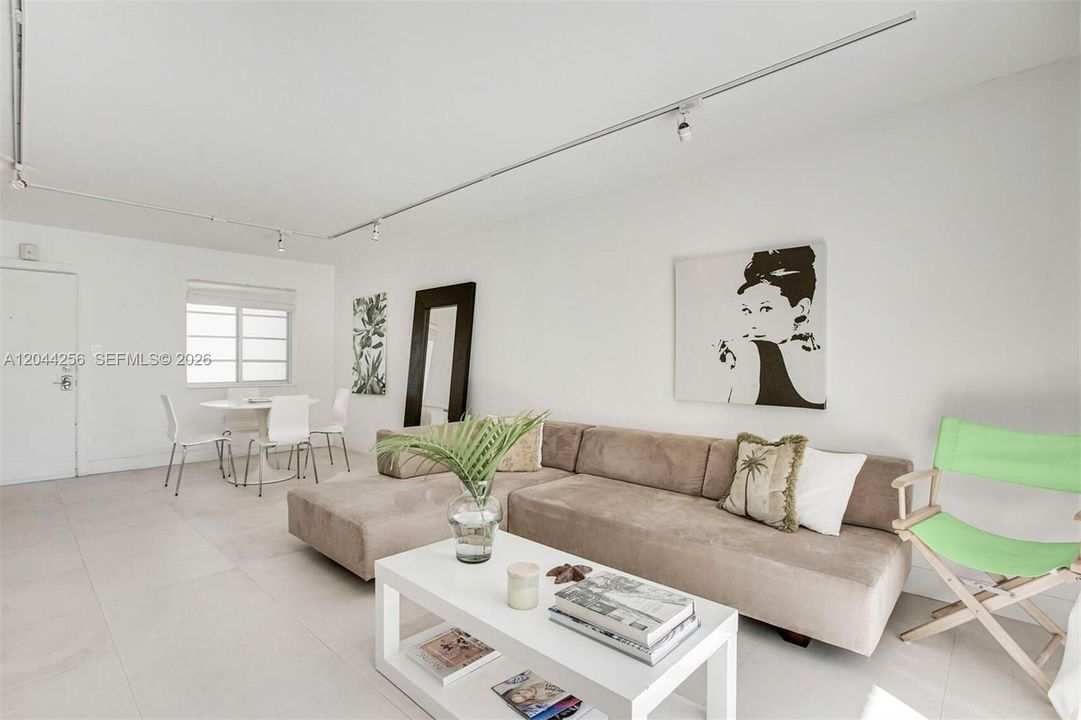 For Rent: $3,500 (1 beds, 2 baths, 747 Square Feet)