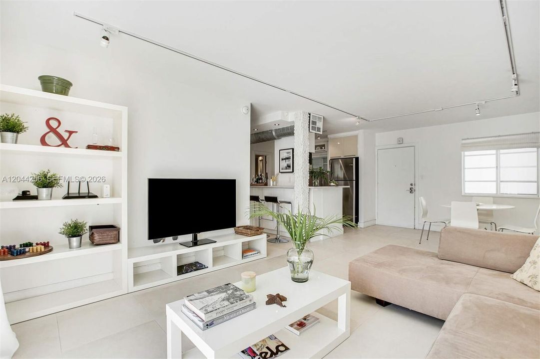 For Rent: $3,500 (1 beds, 2 baths, 747 Square Feet)
