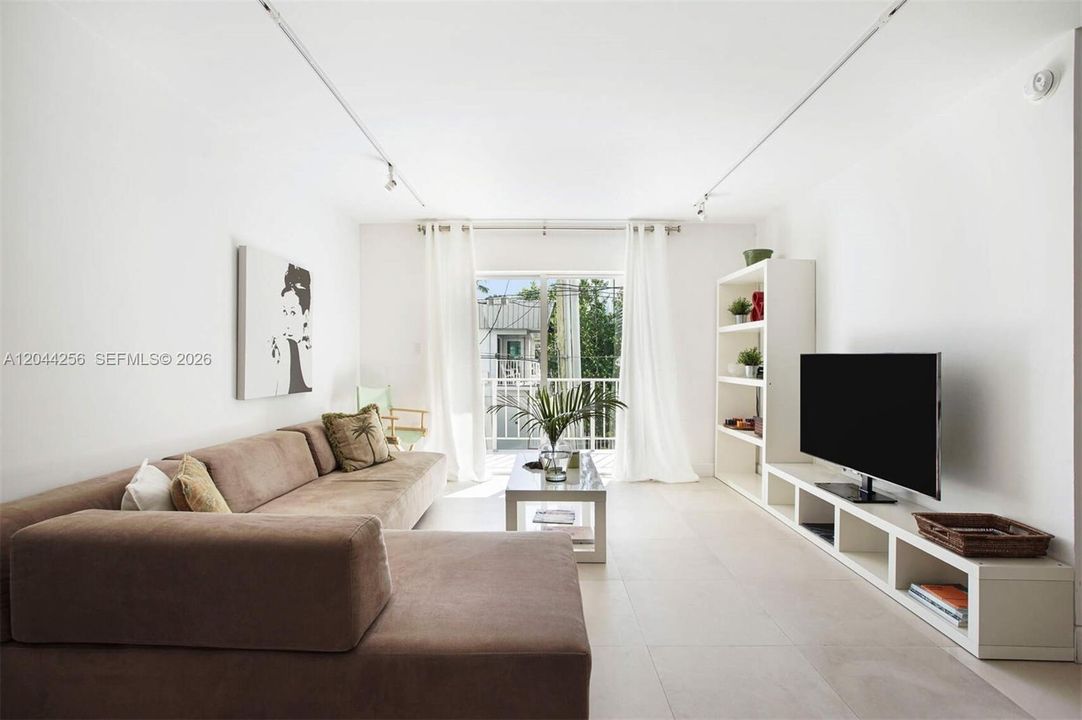 For Rent: $3,500 (1 beds, 2 baths, 747 Square Feet)