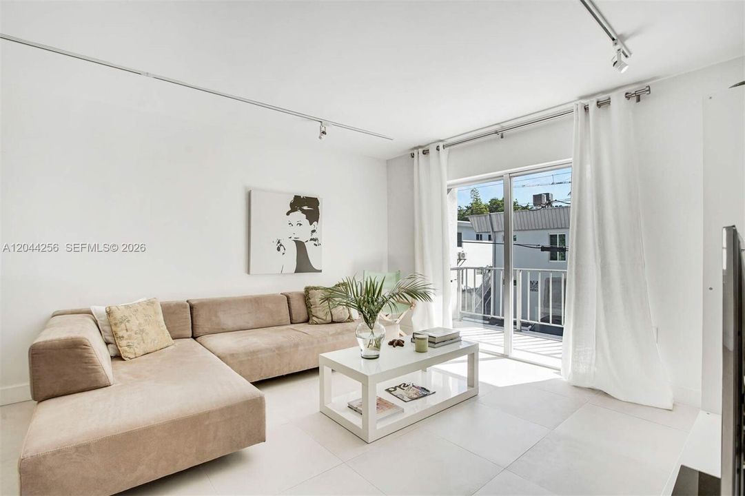 For Rent: $3,500 (1 beds, 2 baths, 747 Square Feet)
