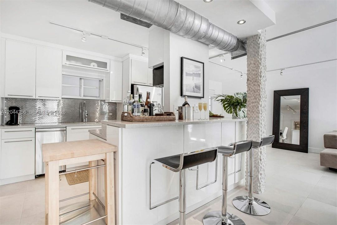 For Rent: $3,500 (1 beds, 2 baths, 747 Square Feet)