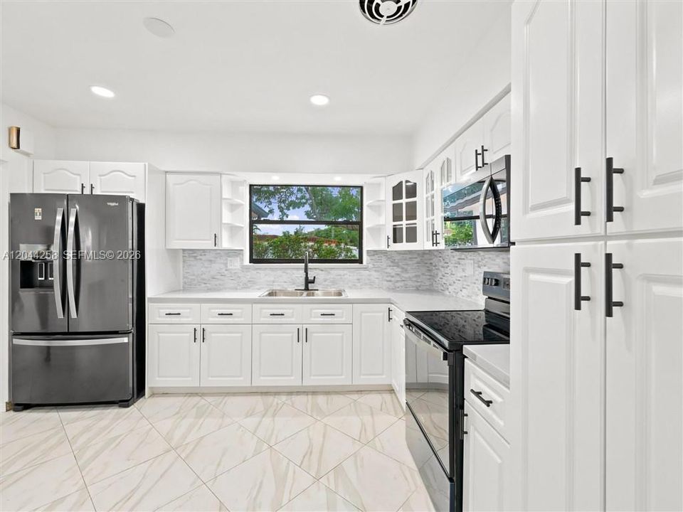На продажу: $549,999 (3 спален, 2 ванн, 1364 Квадратных фут)