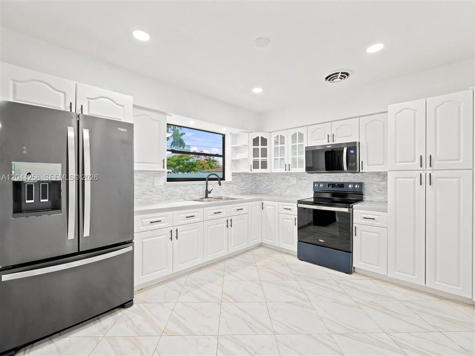 На продажу: $549,999 (3 спален, 2 ванн, 1364 Квадратных фут)