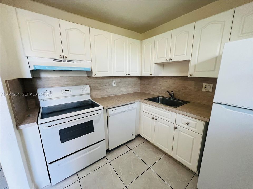 В аренду: $1,900 (1 спален, 1 ванн, 752 Квадратных фут)