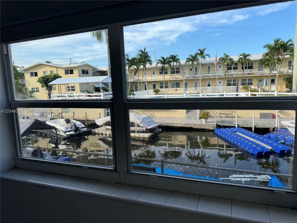 For Sale: $199,000 (2 beds, 1 baths, 670 Square Feet)
