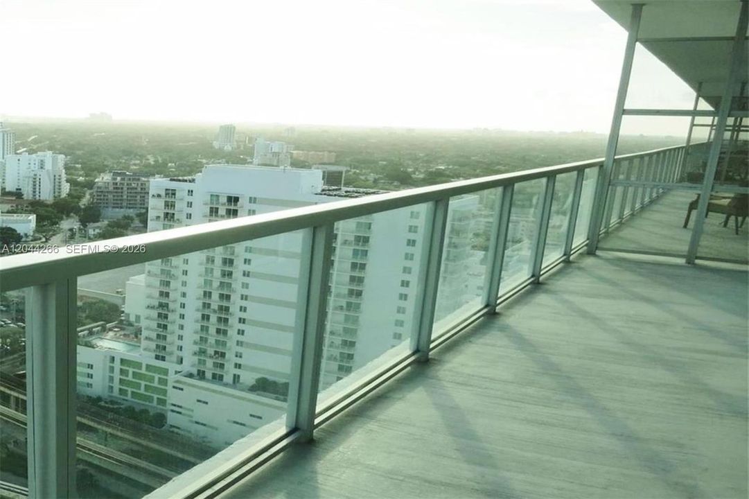 For Rent: $3,000 (1 beds, 1 baths, 693 Square Feet)