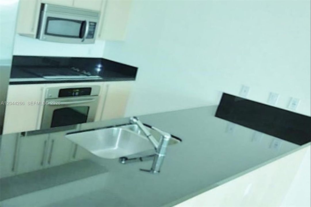 For Rent: $3,000 (1 beds, 1 baths, 693 Square Feet)