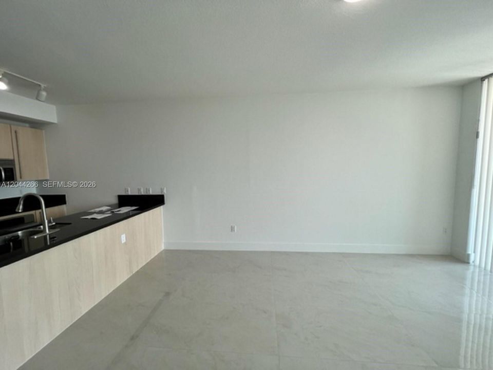 For Rent: $3,000 (1 beds, 1 baths, 693 Square Feet)