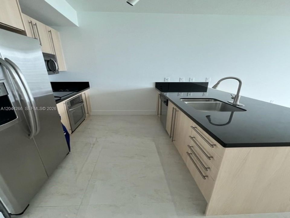 For Rent: $3,000 (1 beds, 1 baths, 693 Square Feet)