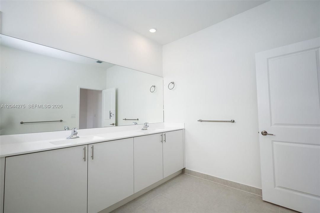 В аренду: $2,800 (3 спален, 2 ванн, 1695 Квадратных фут)