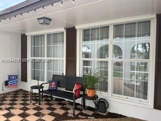 Под контрактом: $644,900 (4 спален, 2 ванн, 1717 Квадратных фут)